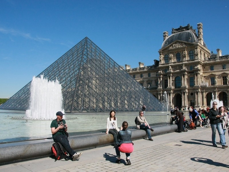 Jedną z najbardziej rozpoznawalnych wizytówek Paryża jest...