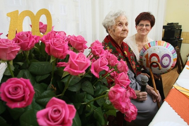 W swoje święto pani Bronisława otrzymała wiele róż - jej ulubionych kwiatów.