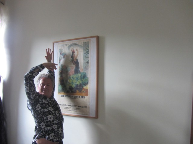 Marek Probosz na tle plakatu z Polą Negri.