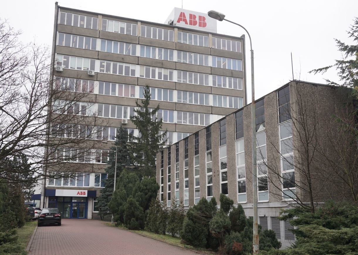 Pracownicy zamykanej fabryki ABB negocjują odprawy za zwolnienia | Express  Ilustrowany