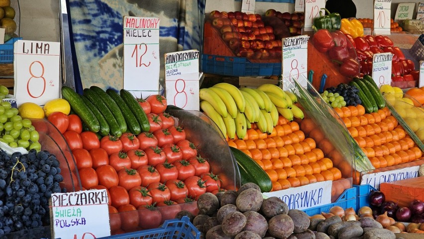 Ceny warzyw i owoców na targu w Kielcach. Po ile pomidory, jabłka, truskawki? Zobacz zdjęcia