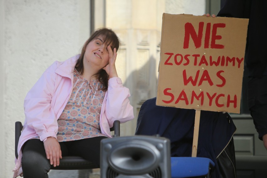 Protestujący w Katowicach chcieli wyrazić poparcie dla osób...