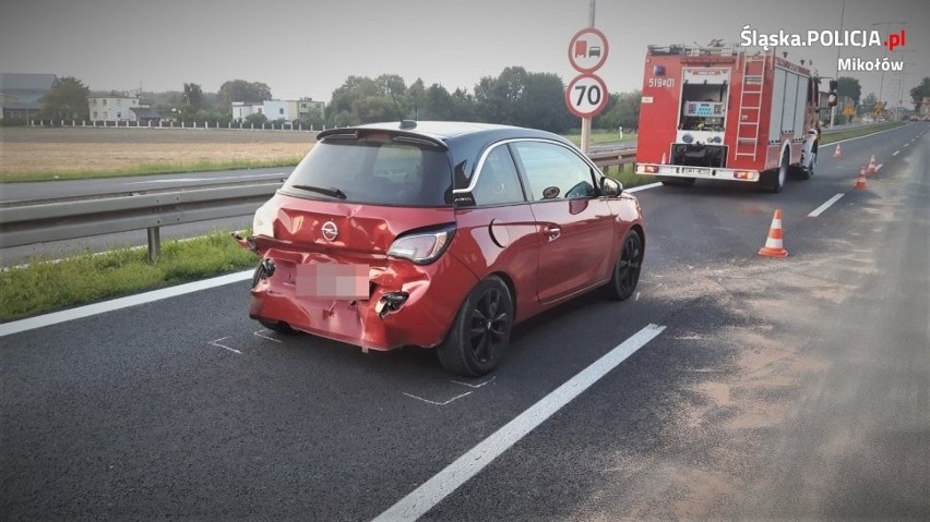 Wypadek na DK81 w Mikołowie; samochód uderzył w matkę z...