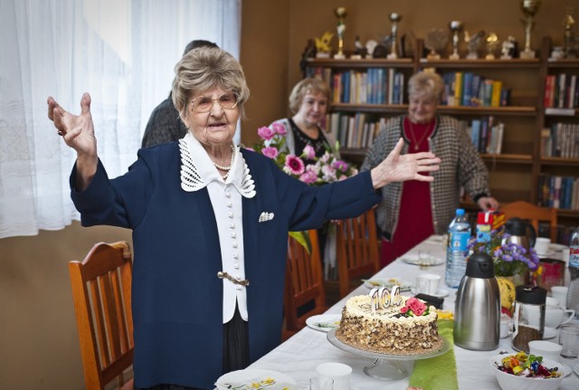 - Używaj pókiś młody, dopóki humor masz i nie pij zimnej wody, a będziesz żył sto lat!  - w podziękowaniu za życzenia 104-letnia Stanisława Sawicka zaśpiewała gościom „Pieśń seniorów”