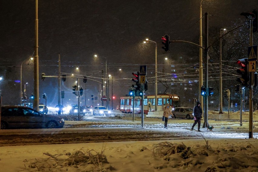 Zima nie odpuszcza. IMGW ostrzega przed opadami śniegu, oblodzeniem i wiatrem. Alert I stopnia dla Pomorza