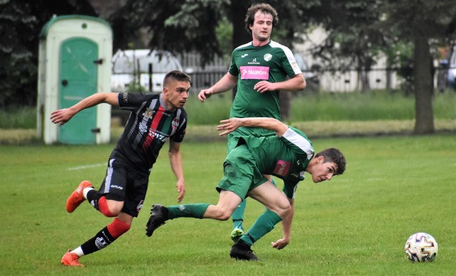 W premierze wiosny Nadwiślanin Gromiec (zielone stroje), w mocno okrojonym składzie, zremisował ze Skawą Wadowice 1:1.