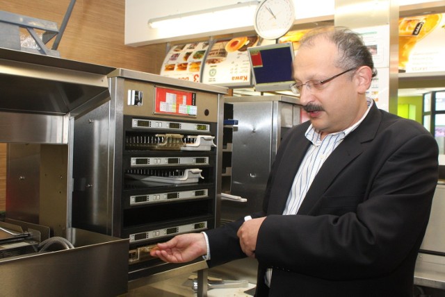 Na zapleczu restauracji McDonald’s przy ulicy Sienkiewicza w Kielcach Krzysztof Kłapa, dyrektor do spraw korporacyjnych MCDonald’s Polska pokazywał działanie nowoczesnych urządzeń, w których robi się kanapki.
