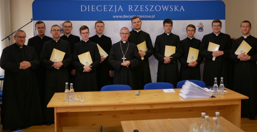 Bp Jan Wątroba wręczył neoprezbiterom dekrety z nominacjami na ich pierwsze parafie
