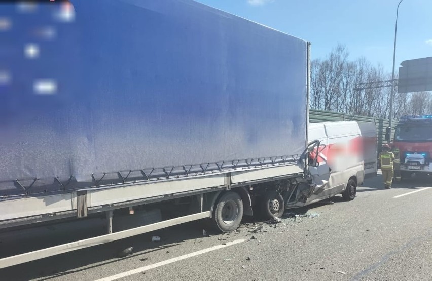 Śmiertelny wypadek w Straszynie. Bus wbił się w samochód...