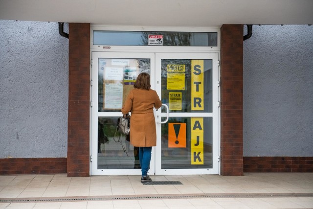 "Fakty" TVN opublikowały wyniki sondażu, w którym zbadano poparcie Polaków dla trwającego strajku nauczycieli. Jak wynika badania 49 proc. nie popiera protestu nauczycieli, z kolei 47 proc. wspiera pedagogów.