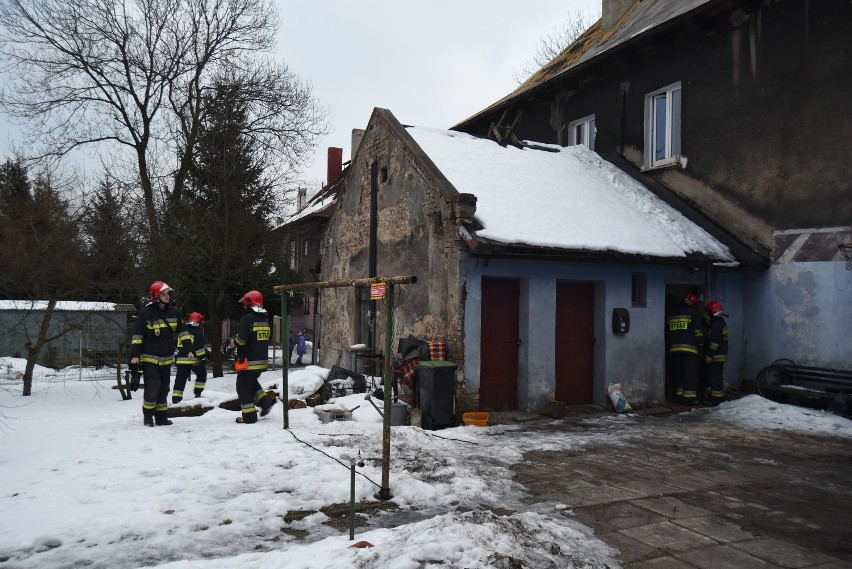 Sosnowiec: Strażacy oddymiali klatkę schodową w budynku przy ul. Baczyńskiego [ZDJĘCIA]