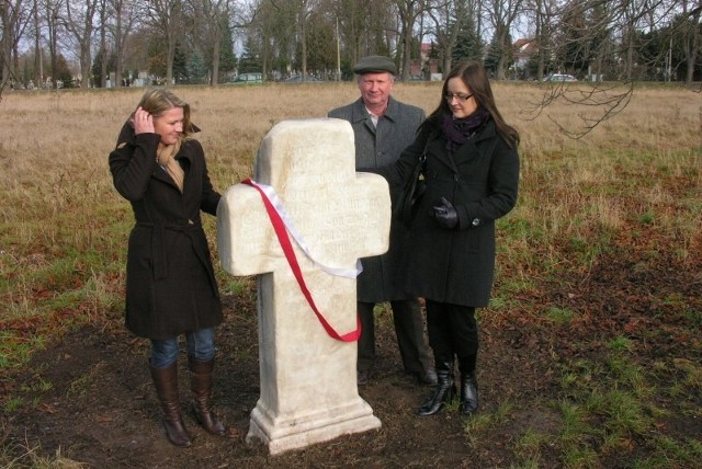 W odsłonięciu krzyża wzięli udział m.in. (od lewej): Dorota Kowalik-Kociszewska, Andrzej Kostrzewa i Iwona Solisz, wojewódzki konserwator zabytków.