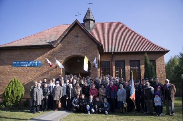 Mieszkańcy zrobili sobie zbiorowe pamiątkowe zdjęcie.