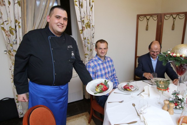 Szef kuchni w restauracji Willa Hueta Hubert Sanecki Zbyszkowi Małkowskiemu i czytelnikom „Echa Dnia” zaserwował pysznego łososia w żelu z buraka.