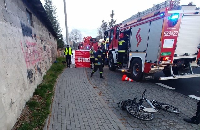 Policjanci zatrzymali 26-letniego kierowcę, który w niedzielę 6 grudnia potrącił pod Strykowem jadącego rowerem 85-latka. Rowerzysta zginął, zaś kierowca uciekł. Wpadł w swoim domu. CZYTAJ DALEJ NA NASTĘPNYM SLAJDZIE