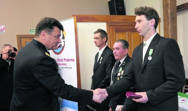 Od prawej: trzej ochotnicy Piotr Twardosz, Jan Skorut i Adam Piwowar odbierają przyznane medale