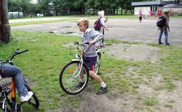 Uczniowie musieli udowodnić, że potrafią dobrze jeździć na rowerach
