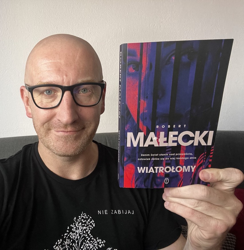 Robert Małecki prezentuje swoją najnowsza powieść...