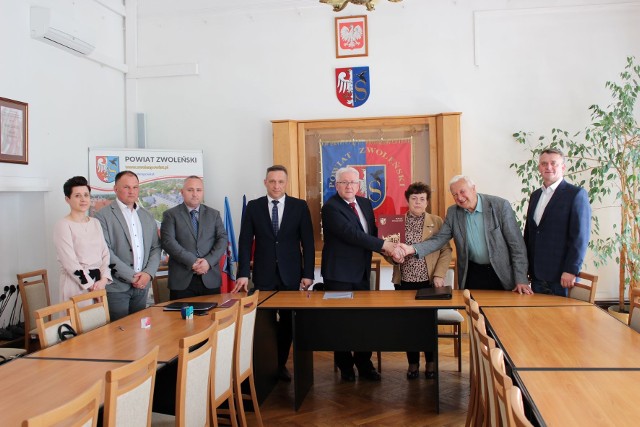Umowa podpisana została w środę, 4 maja, w siedzibie Starostwa Powiatowego w Zwoleniu. Wykonawcą inwestycji będzie PPUH "Interbud" w Radomiu.