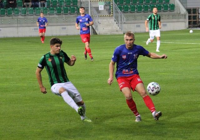 Szymon Jopek (z lewej) i jego koledzy ze Stali Stalowa Wola zagrają na własnym boisku z Podhalem Nowy Targ