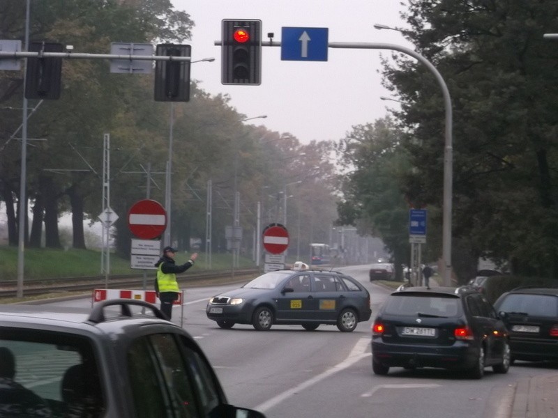 Wrocław: Osobowicka przy cmentarzu zamknięta dla aut (ZDJĘCIA)