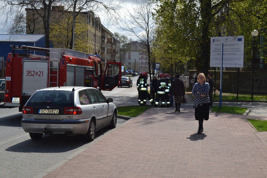 Alarm bombowy przy Politechnice Częstochowskiej. Ewakuacja mieszkańców [ZDJĘCIA]