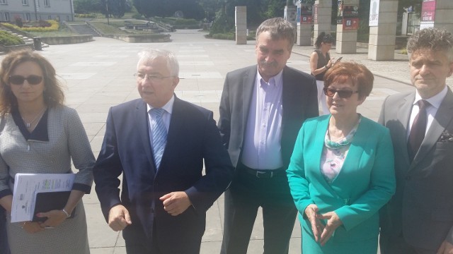 Od lewej: wojewoda świętokrzyski Agata Wojtyszek, poseł Krzysztof Lipiec, prezydent Kielc Wojciech Lubawski, poseł Maria Zuba oraz senator Krzysztof Słoń.