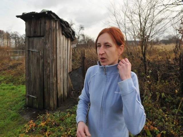 Barbara Pilarczyk skarży się, że jej i piątce dzieci trudno żyje się w domu bez łazienki