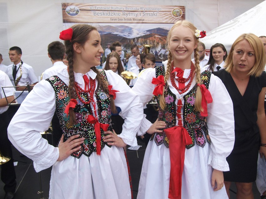 Odkryj Beskid Wyspowy. W sobotni deszczowy wieczór pokonali Korab, a w niedzielny słoneczny poranek wspięli się na Jaworz