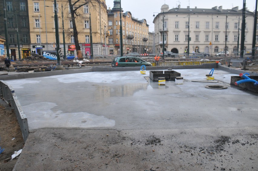 Kraków. Zobacz, jak postępują prace na przebudowie ulicy Krakowskiej. Relikty zakrywa ziemia i beton [ZDJĘCIA]