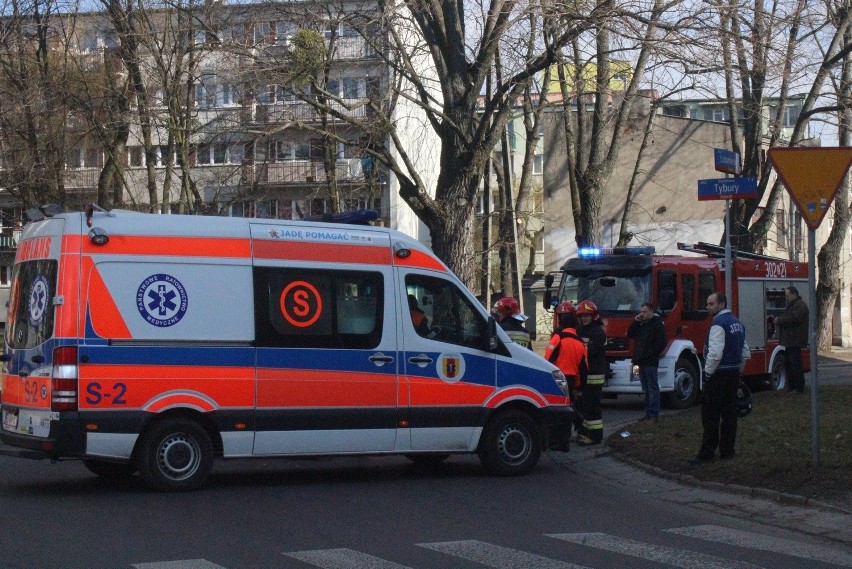 Wypadek na Lutomierskiej. Fiat uderzył w motocykl. Jedna osoba ranna [ZDJĘCIA]