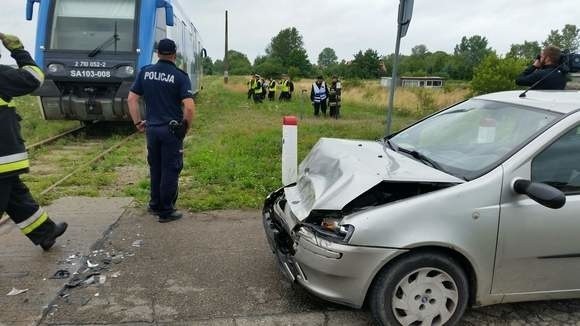 Wypadek pod Mielnem, samochód uderzył w szynobus [wideo]...