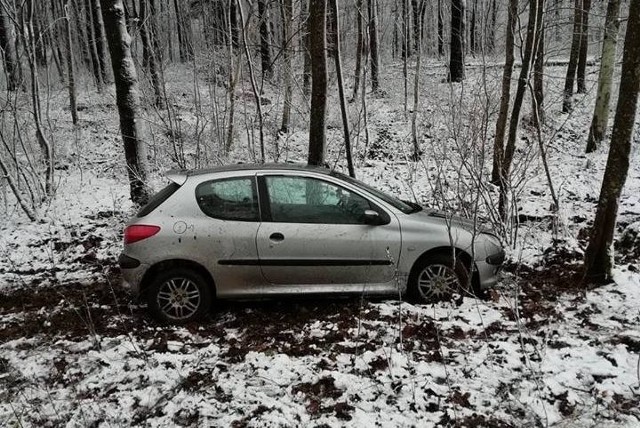 Do pierwszego sylwestrowego zdarzenia w powiecie gołdapskim doszło około godz. 11.00 na trasi  Górne - Botkuny  w miejscowości Koniszki.. Policjanci otrzymali zgłoszenie o aucie, które wypadło z drogi i trzech osobach poszkodowanych.