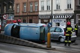 Wypadek w Krakowie na ul. Konopnickiej. Samochód wylądował na boku