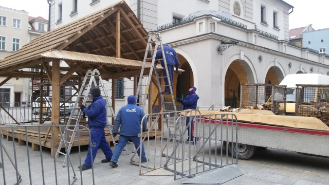 Budowa szopki na Rynku w Gliwicach