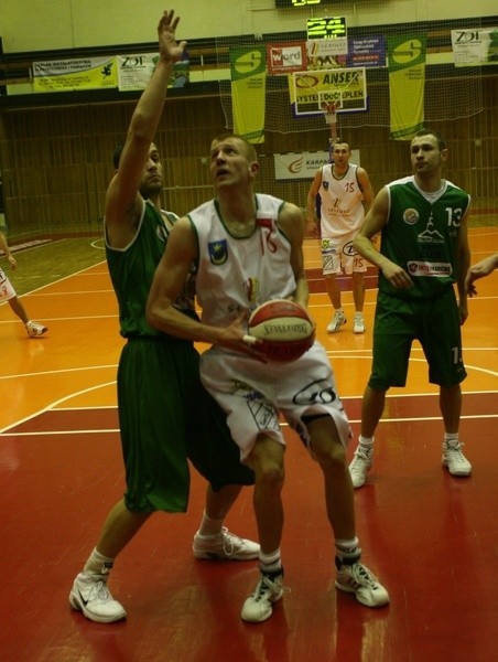 Koszykarze Siarki Tarnobrzeg (z piłką Michał Rabka) sprawili swym kibicom srogi zawód, przegrywając w beznadziejnym stylu z Zastalem Zielona Góra.