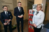 Angielskie budki stanęły w Kielcach. To specjalne półki do bookcrossingu - zostaw w nich książkę i weź następną (LISTA PUNKTÓW, ADRESY)  