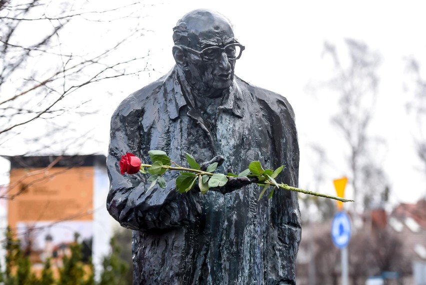 100. rocznica urodzin Władysława Bartoszewskiego. Pod jego pomnikiem w Sopocie złożono kwiaty ZDJĘCIA