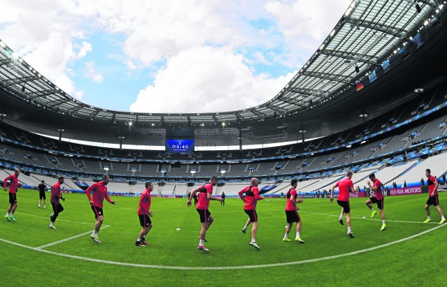 W środę o godzinie 16.45 reprezentacja Polski rozpoczęła oficjalny trening na Stade de France. Po kwadransie wyproszono dziennikarzy i zaczęły się taktyczne manewry przed meczem z Niemcami.