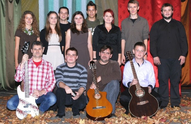 Na Ostatnią Chwilę - młodzi artyści z Kazimierzy Wielkiej grają i śpiewają piosenki Starego Dobrego Małżeństwa.