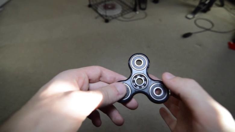 Fidget spinner zakazany przez Unię Europejską! Wcześniej przestrzegał przed nią Kościół. Najbardziej niebezpieczny produkt 2017 roku