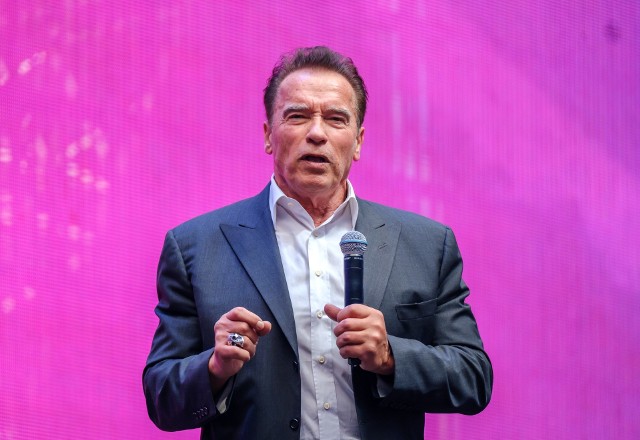 Schwarzenegger bije się w piersi za to, jak postąpił z żoną i za ból, który zadał swojej rodzinie.