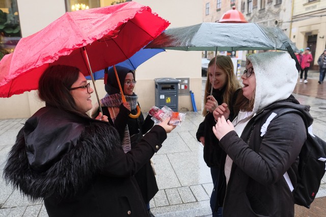 Dziś (13 listopada), w ramach Toruńskiego Tygodnia Tolerancji, zorganizowano spacer ulicami starówki. Prezydent Torunia i zagraniczni studenci rozdawali przechodniom pierniczki