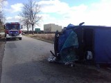 Wypadek w Wierzbicy. Bus koziołkował i dachował. Dwie osoby ranne, dwie kolejne uciekły 