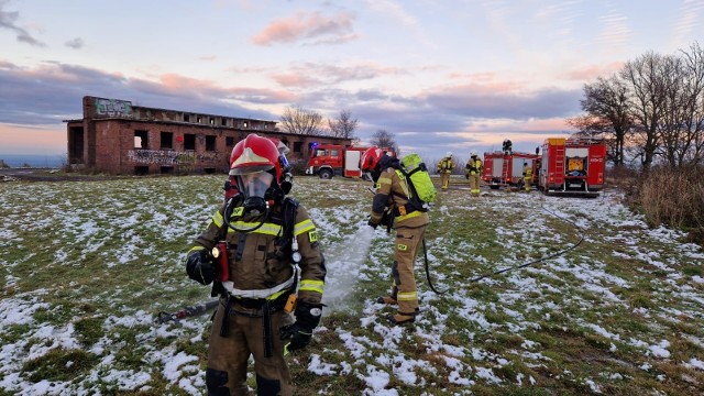 W Stanisławowie w powiecie Jaworskim wciąż trwają działania straży pożarnej.