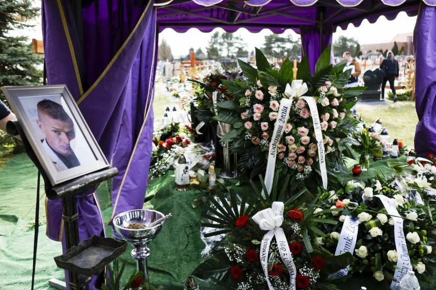 Oto pogrzeb Tomasza Komendy ZDJĘCIA. To oni przyszli na ostatnie pożegnanie. Komenda zmarł po walce z rakiem