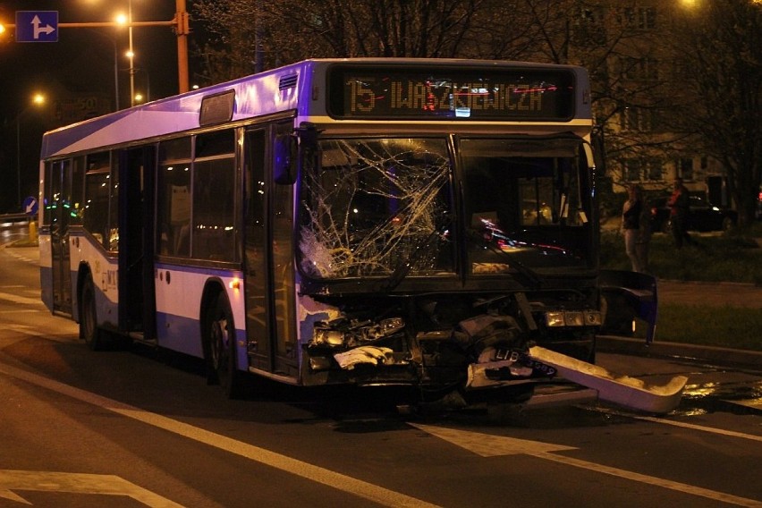 Wypadek autobusu MPK. Zderzył się z osobowym fordem. Trzy osoby ranne (ZDJĘCIA)