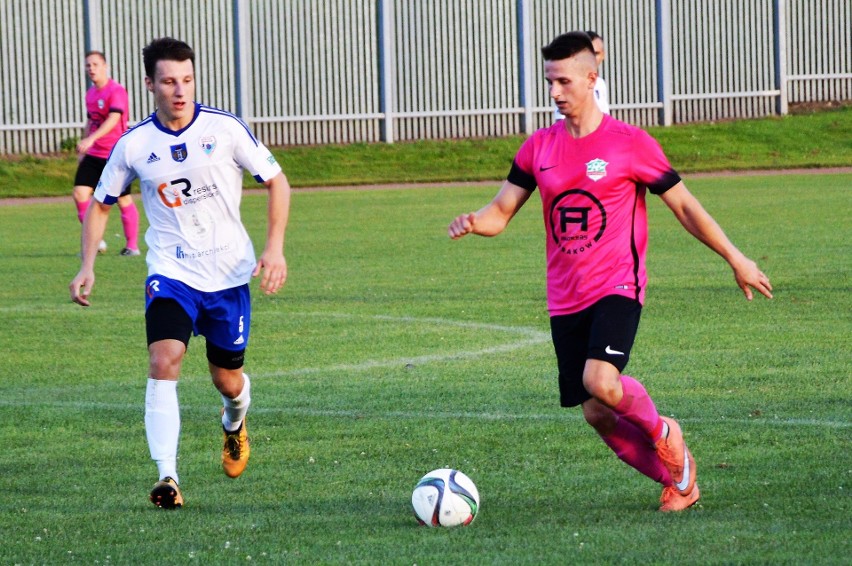 4. liga piłkarska. Unia Oświęcim rozbiła Wiślankę Grabie. Hat-trick Patryka Lichoty [ZDJĘCIA]