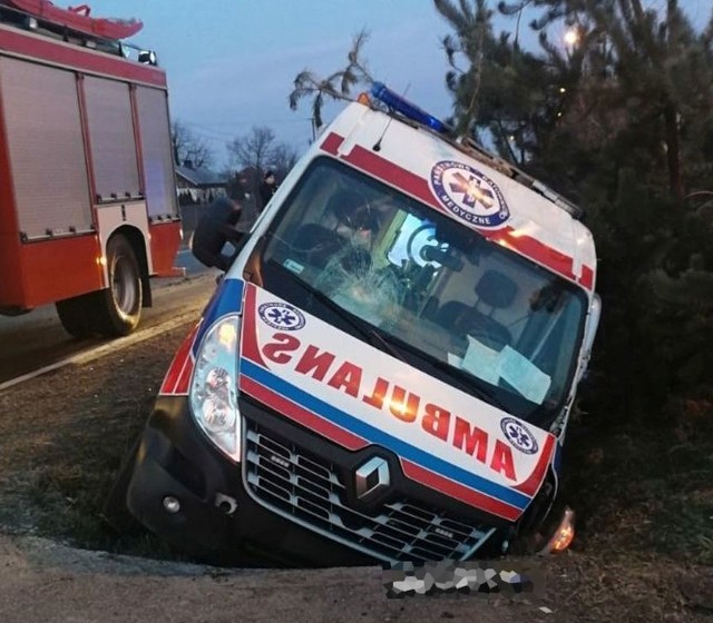 Karetkę grójecki szpital kupił w 2016 roku, był w niej drogi i specjalistyczny sprzęt ratujący życie i zdrowie pacjentów.