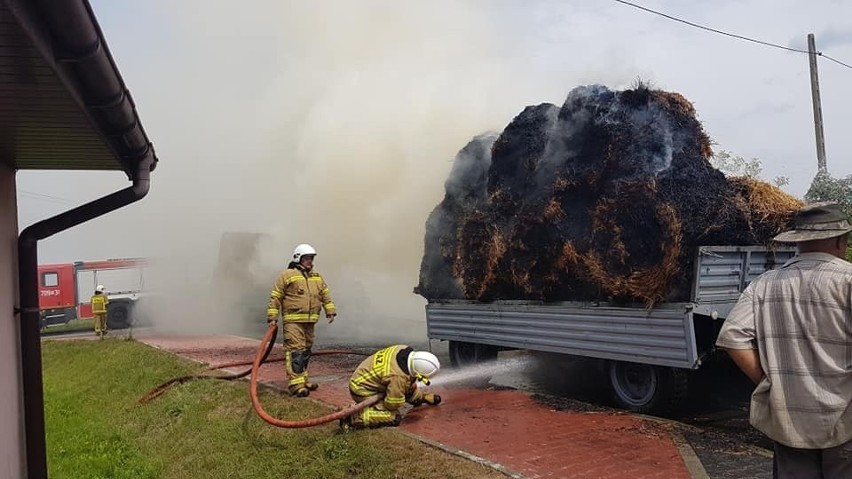 Niezwykły pożar na drodze wojewódzkiej w Rawicy pod Zwoleniem - spaliła się słoma na przyczepie ciągnika